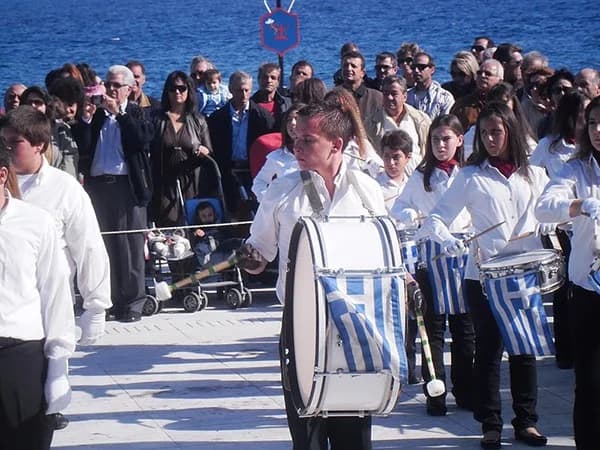 Παρέλαση μαθητών μπροστά από το ξενοδοχείο Ποσειδώνιο