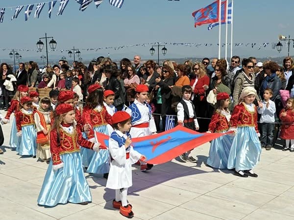 Κατάθεση στεφάνων στον ανδριάντα της Λασκαρίνας Μπουμπουλίνας
