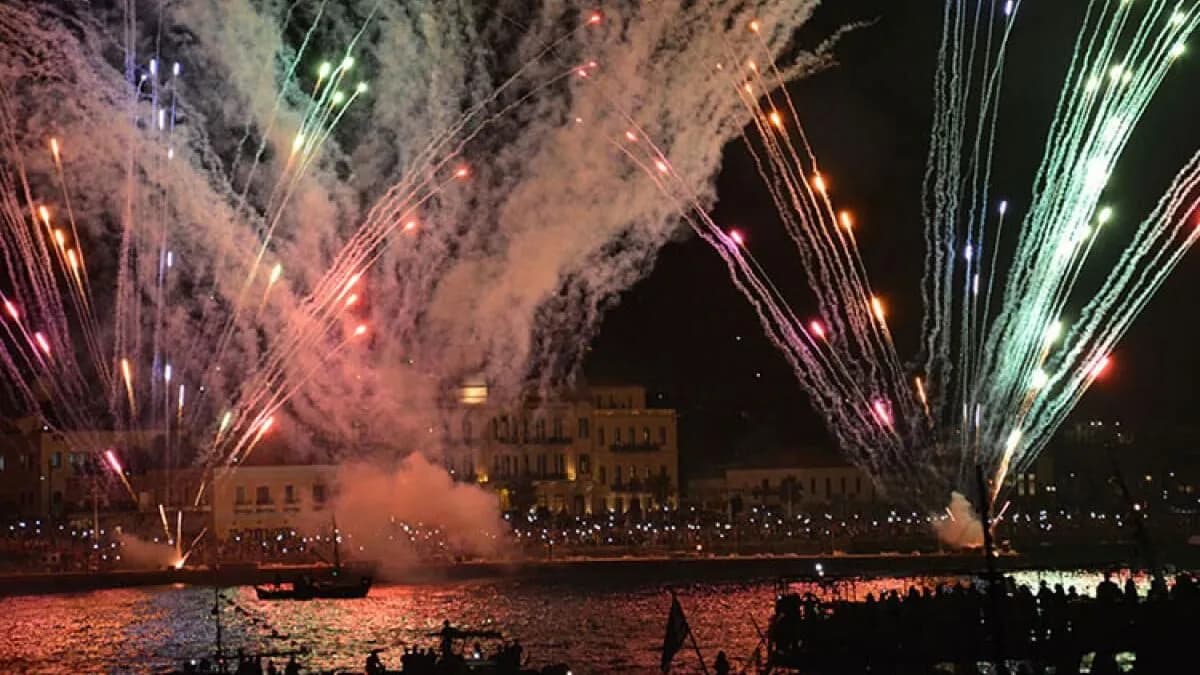 Πυροτεχνήματα και βεγγαλικά κατά την κορύφωση